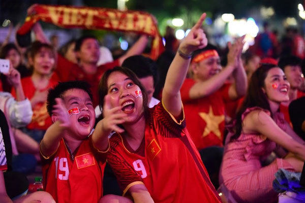 Cổ động viên Sài Gòn vỡ òa khi tuyển Việt Nam thắng Thái Lan 1-0