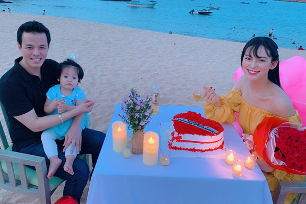 Quà kỉ niệm ngày cưới của đại gia mía đường khiến hoa hậu bất ngờ