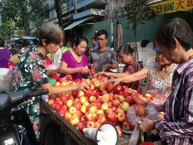 Táo Mỹ 40.000 đồng/kg ngập chợ Sài Gòn