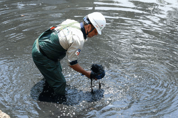 Giắt ca nhựa sau lưng, tiến sĩ Nhật làm điều kỳ lạ giữa sông Tô Lịch