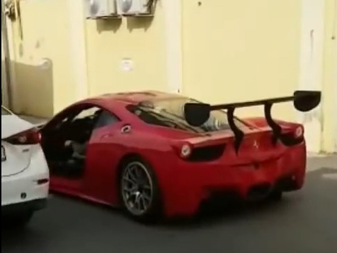 Tài xế bất cẩn, siêu xe Ferrari bị húc gãy cửa