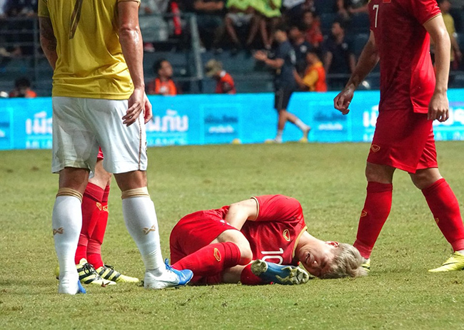 Thái Lan chơi xấu xí, tuyển Việt Nam đừng vội chê cười