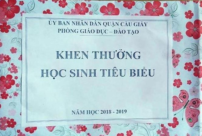 Hanoi students receive empty gift boxes as rewards for achievements