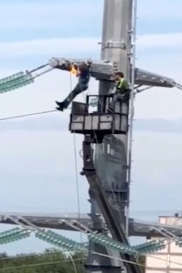 Video thợ điện 'hít xà' trên cột điện cao thế 40m
