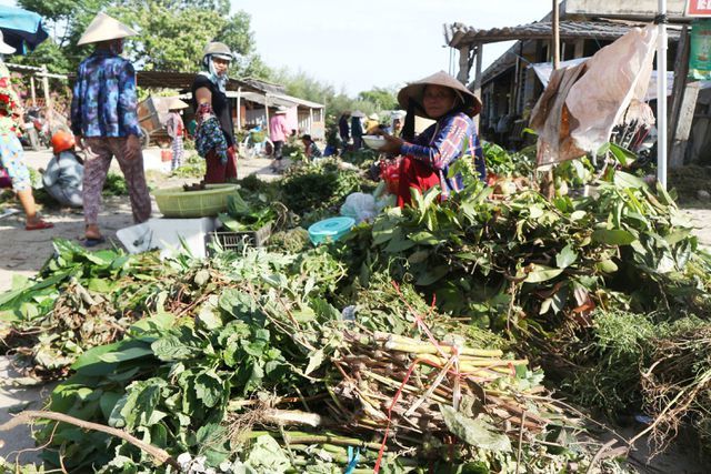 Tấp nập chợ 'lá mùng 5' dịp tết Đoan Ngọ