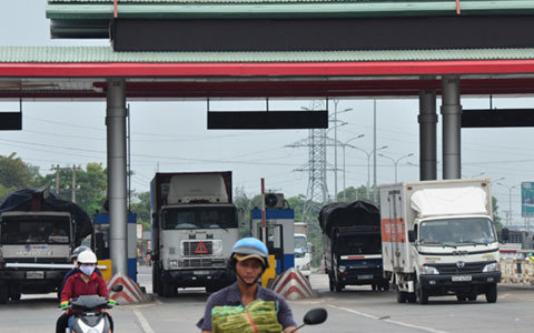 Hàng loạt ô tô vượt trạm tại làn thu phí tự động, đâm barie trốn phí