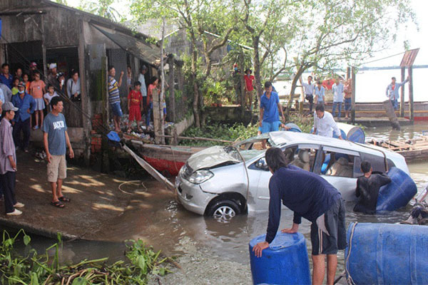 Ô tô chở 3 người qua phà phi thẳng xuống sông ở miền Tây