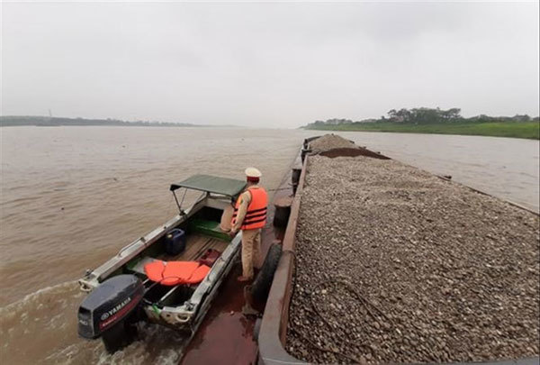 Hanoi struggles to tackle illegal sand mining