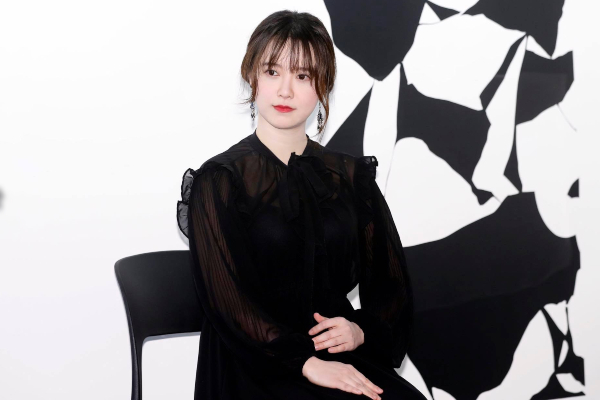 ‘Nàng cỏ’ Goo Hye Sun bị nghi đang mang thai vì tăng cân, che bụng