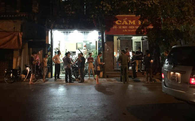 Nữ chủ tiệm cầm đồ bị đâm trọng thương, bắt làm con tin ở Hà Nội