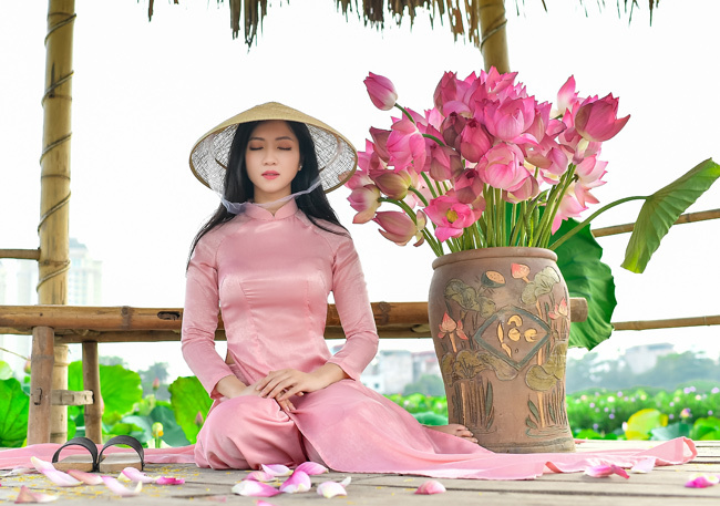 Sen là một biểu tượng tuyệt vời của văn hóa Việt Nam, được yêu thích bởi vẻ đẹp thanh thoát và sự tinh khiết của nó. Bức ảnh này sẽ đưa bạn đến với thế giới của những bông sen tuyệt đẹp, cho bạn cảm giác như lạc vào một hồn đồng quê yên bình với vẻ đẹp hoang sơ và mộc mạc.