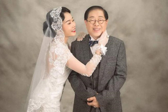 Nữ ca sĩ 9X Malaysia nghẹn ngào trong ngày cưới đại gia 71 tuổi