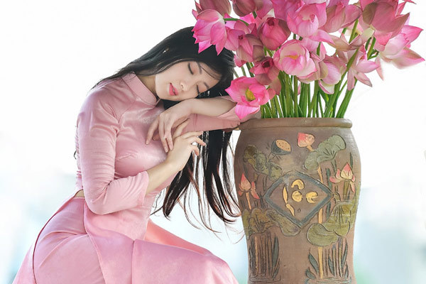 Chẳng cần khoe lưng trần eo nõn, thiếu nữ vẫn đẹp ngây ngất bên sen