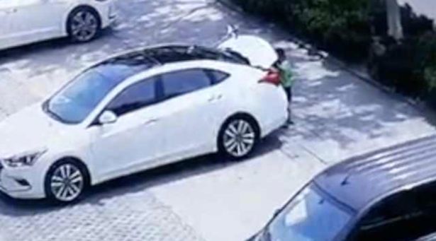 Chui vào cốp xe dưới nắng nóng 37 độ C, bé 7 tuổi tử vong