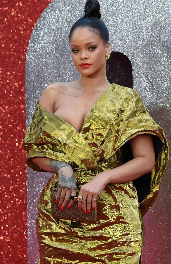 Rihanna mặc váy mỏng xuyên thấu khoe vòng 1 gây sốc nhất từ xưa đến nay