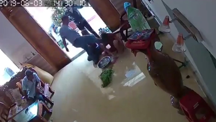 Đang nhặt rau, phụ nữ ở Quảng Nam bị nhóm côn đồ lao vào đấm đá túi bụi