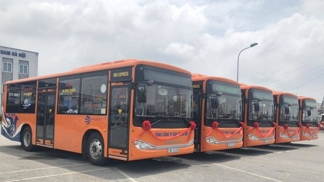Bus route linking Ha Dong district and Noi Bai airport put into operation