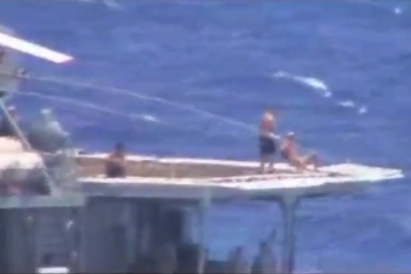Thủy thủ Nga tắm nắng trên boong tàu khi suýt đâm tàu Mỹ