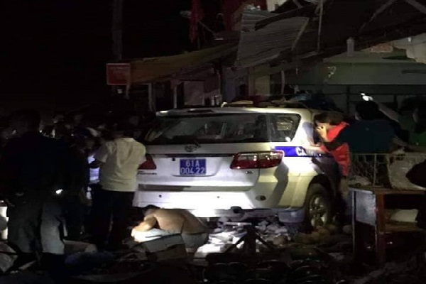 Khởi tố vụ thiếu úy CSGT lái xe biển xanh tông chết người