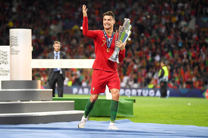 Bồ Đào Nha, Hà Lan, Ronaldo, ôm cúp, Ăn Mừng: Tháng 6 năm 2019, Cristiano Ronaldo đã giúp ĐT Bồ Đào Nha giành chiến thắng trước Hà Lan trong trận chung kết UEFA Nations League. Hãy xem hình ảnh anh ôm cúp và ăn mừng chiến thắng của đội bóng quê hương nhé.