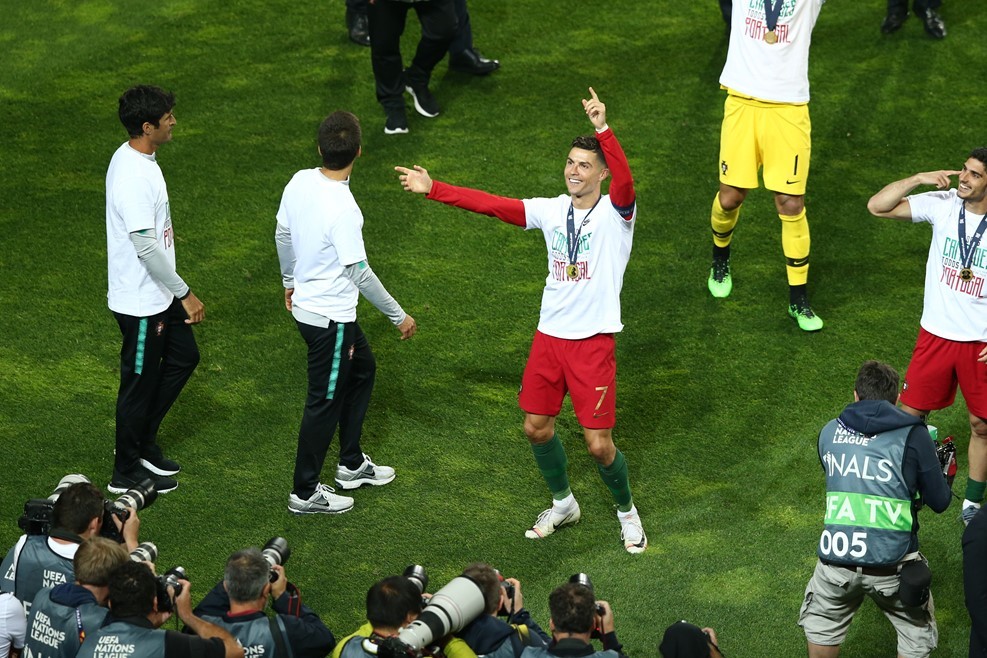 Ronaldo ôm cúp chạy ăn mừng đầy phấn khích