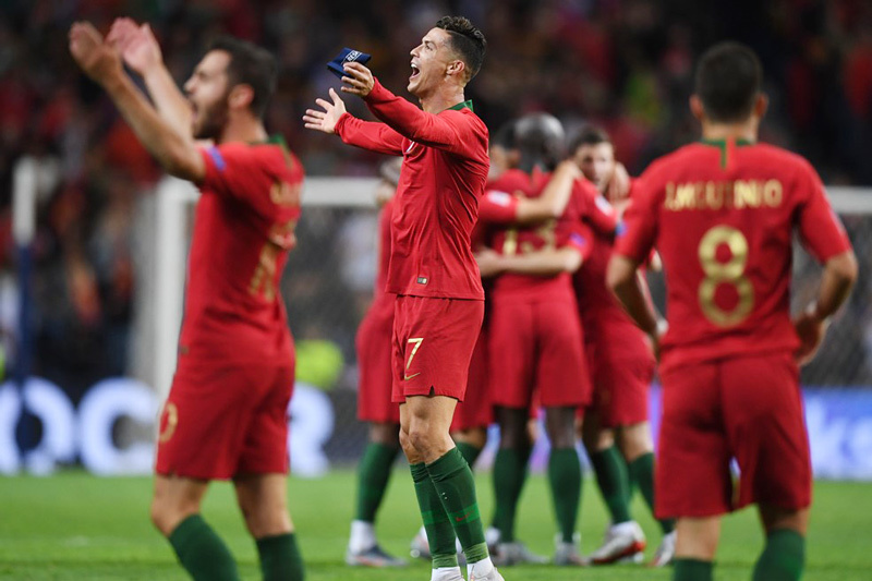 Ronaldo ôm cúp chạy ăn mừng đầy phấn khích