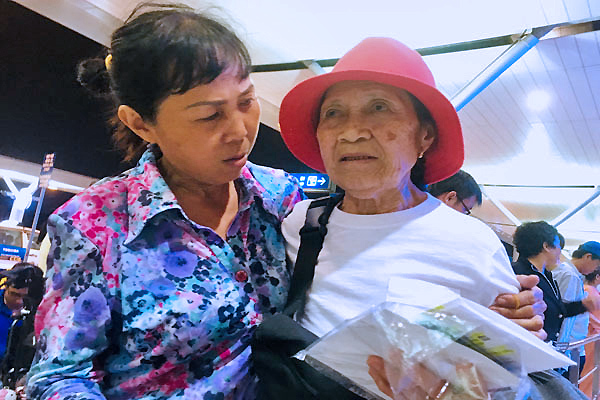 Cho con gái 44 năm trước, mẹ Việt sang Mỹ nhòe nước mắt đi tìm