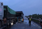 Xe khách đâm xe tải trên cao tốc Hà Nội - Lào Cai, nhiều người bị thương
