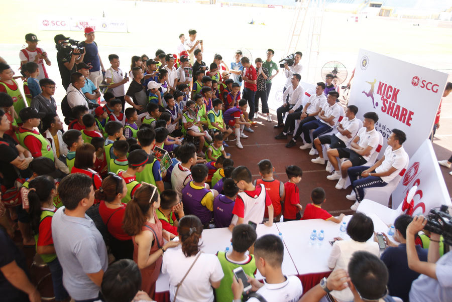 Bùi Tiến Dũng kể chuyện làm thợ hồ truyền tình yêu bóng đá