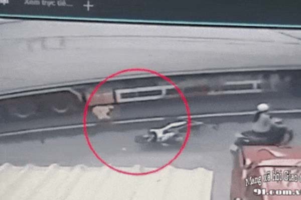 Clip: Thời điểm Thượng úy CSGT bị xe container cán tử vong tại chỗ ở Tiền Giang