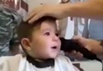 Video cực dễ thương của bé lần đầu đi cắt tóc