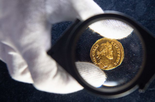 Ăn may vớ đồng xu vàng hiếm có, bán được hơn 16 tỷ