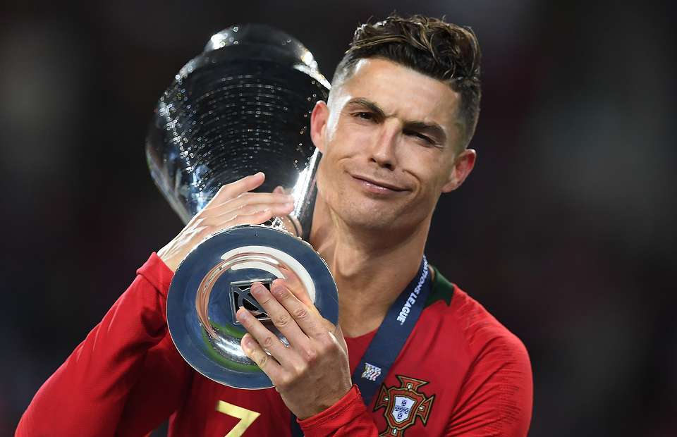 Ronaldo lập kỷ lục vô tiền khoáng hậu, Messi phát thèm