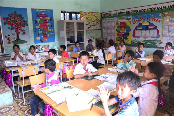 Teachers, students overcome difficulties to go to school