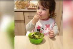 Video bé từ chối sôcôla, đòi ăn rau khiến người xem thích thú
