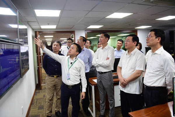 Phó thủ tướng Vương Đình Huệ thăm Trung tâm báo chí TP.HCM