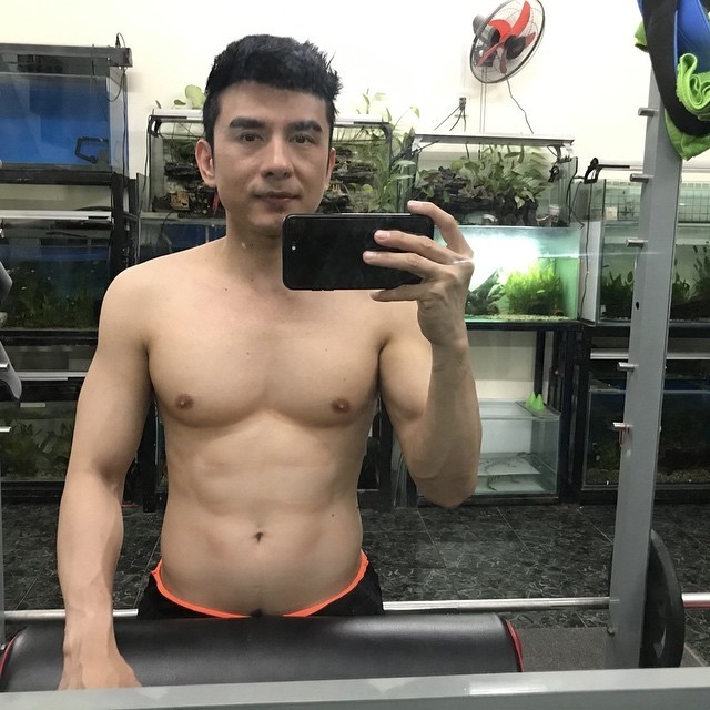 Min sexy nóng bỏng, Linh Chi bạo dạn khoe trọn body