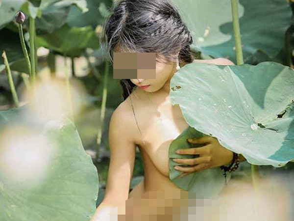 Thiếu nữ ngực trần chụp sen và loạt ảnh nhức mắt dân mạng