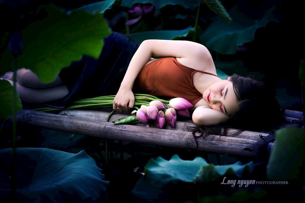 Không cần khỏa thân, những thiếu nữ này vẫn đẹp hút hồn bên đầm sen