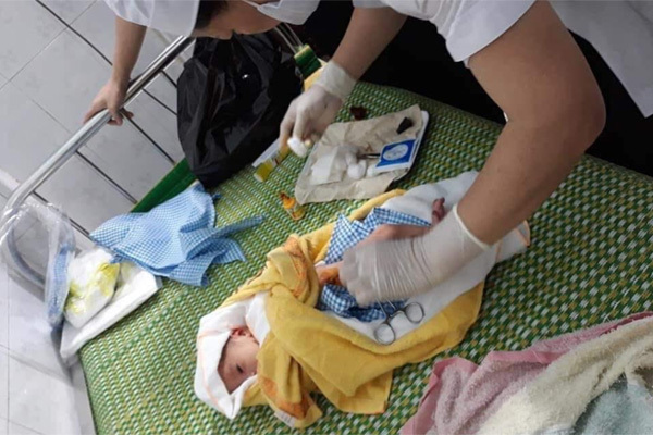 Bé trai còn nguyên dây rốn bọc túi nilon bỏ rơi ở Quảng Ngãi