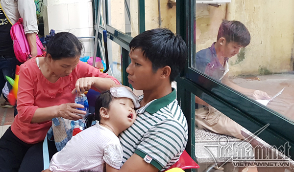 Nắng nóng ngạt thở, người dân lóc cóc dậy từ 3h sáng đi khám bệnh