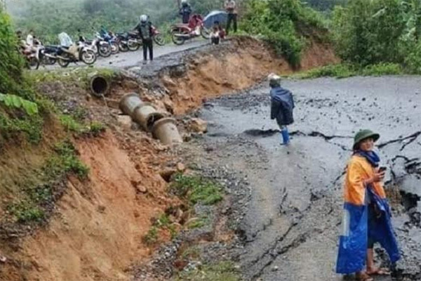 Lai Châu mưa lớn, đường tỉnh lộ 132 sạt lở không thể di chuyển