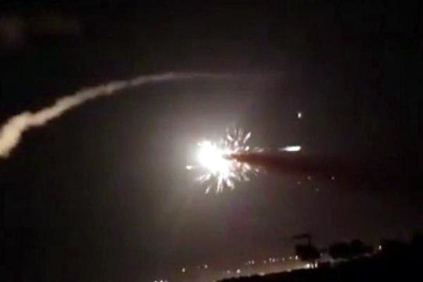 Xem phòng không Syria bắn chặn 'mưa tên lửa' Israel