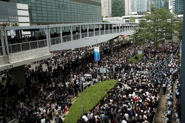 'Biển người' tiếp tục biểu tình, Hong Kong hoãn thảo luận dự luật dẫn độ