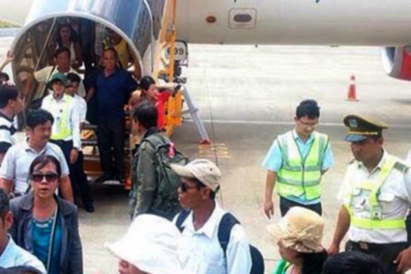 Nam hành khách la hét chạy khỏi máy bay ở Tân Sơn Nhất