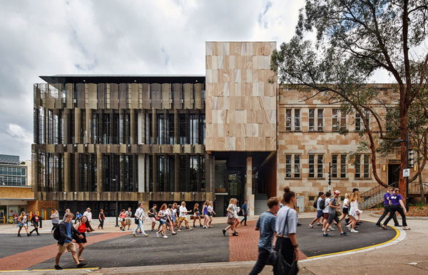 Tặng vé máy bay khi du học University of Queensland, Úc