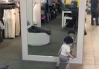 Video: Cậu bé tìm bạn mới trong gương khiến người xem bật cười