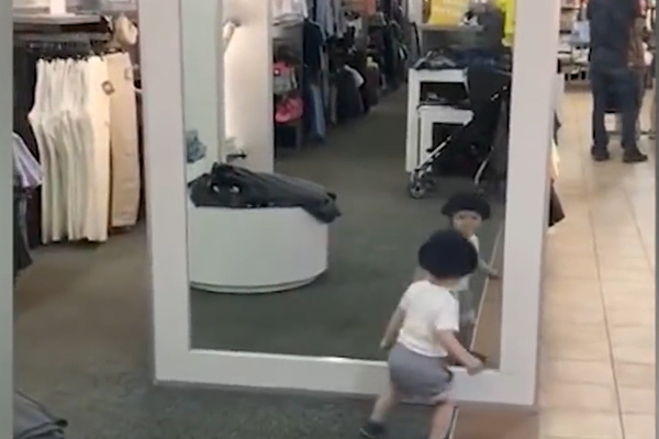 Video: Cậu bé tìm bạn mới trong gương khiến người xem bật cười