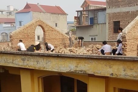 Cô giáo phạt học sinh đội nắng đẽo gạch trên mái trường