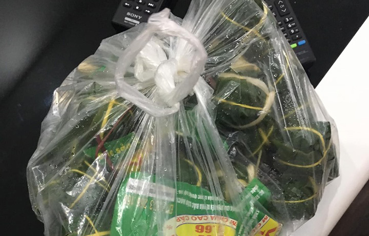 Bị nhỡ xe, ông chủ Thanh Hóa chạy 150 km giao 50 nem chua cho khách